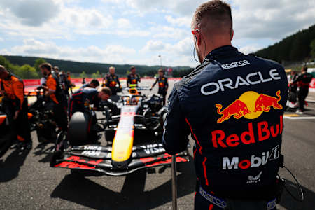 Yuki Tsunoda, do Japão, dirigindo o (22) Oracle Red Bull Racing RB21 no grid durante o Sprint antes do Grande Prêmio da Bélgica de F1 no Circuito de Spa-Francorchamps em 26 de julho de 2025.