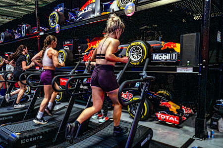 Les participants repoussent leurs limites sur des tapis de course entourés de voitures de Red Bull Racing lors du Red Bull HYROX Coaches Camp, au Royaume-Uni, le 5 août 2025.