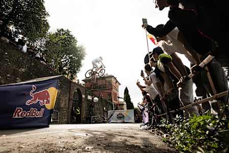 Les fans assistent de près à la descente à toute vitesse de Sebastian Holguin lors du Red Bull Genova Cerro Abajo.
