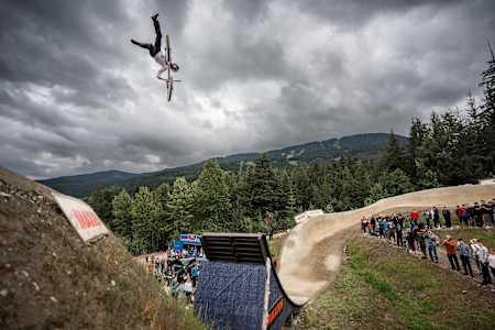 Erik Fedko exécute une spectaculaire figure aérienne lors du Red Bull Joyride 2025 à Whistler, en Colombie-Britannique.