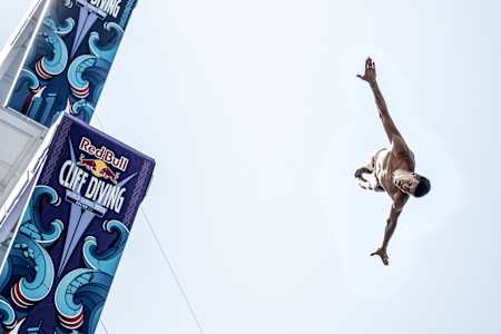 Oleskiy Prygorov cliff diving in Boston in 2023.