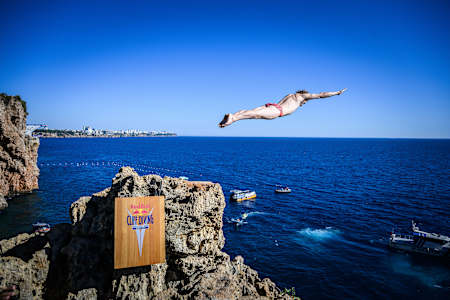 Gary Hunt cliff diving in Antalya, Turkiye.