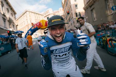 Roger Vieira après sa victoire au Red Bull Cerro Abajo 2025.