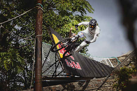 Hannes Alber nimmt einen epischen Wallride beim Red Bull Cerro Abajo im Teatro Nazionale Genova, Italien, in Angriff und zeigt, dass er der Schwerkraft trotzen kann.