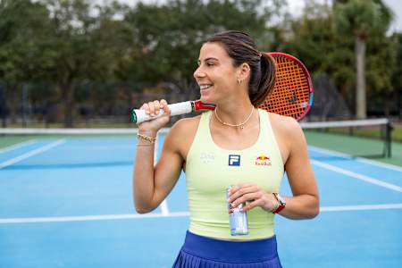 Emma Navarro posiert am 20. Dezember 2024 für ein Porträt auf dem Tennisplatz in Charleston, SC, USA. 