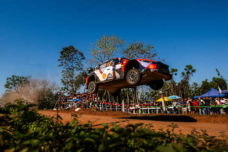 Adrien Fourmaux und Alexandre Coria vom Hyundai Shell Mobis World Rally Team schweben über die Schotterpiste von Encarnacion während der spannenden Rallye-Weltmeisterschaft Paraguay 2025.