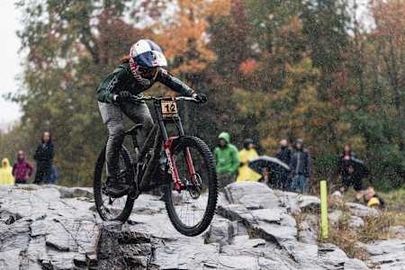 Gracey Hemstreet se enfrenta al accidentado recorrido de la UCI DH World Cup en Mont-Sainte-Anne, Canadá, desafiando a la lluvia en un épico descenso en octubre de 2023.