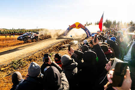 Sébastien Ogier und Vincent Landais von Toyota Gazoo Racing WRT fliegen während der Red Bull World Rally Championship in Concepción, Chile, am 20. September 2025 an einer tobenden Menge vorbei.