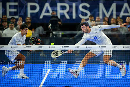Federico Chingotto aus Argentinien und Alejandro Galan aus Spanien in Action während des Finales des Paris Major Premier Padel in Roland Garros in Paris, Frankreich am 14. September 2025.