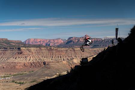 Brandon Semenuk ride en VTT freeride lors du Red Bull Rampage à Virgin, Utah, États-Unis, le 14 octobre 2021.