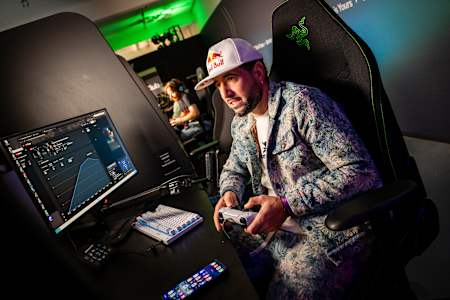 Arnaud "Séan" Garnier teste EA Sports FC 26  pendant le lancement du jeu à Londres.