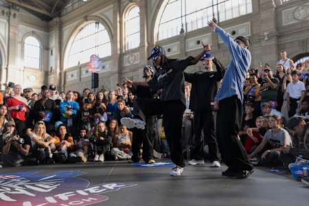 El 30 de agosto de 2025, el Equipo de Alemania energiza al público en la Calificación Red Bull Dance Your Style en Zurich Hauptbahnhof, Suiza, con dinámicos movimientos de street dance.