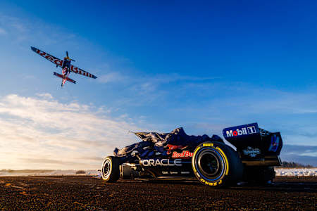 Ein Flugzeug enthüllt die auffällige neue Oracle Red Bull Racing-Lackierung