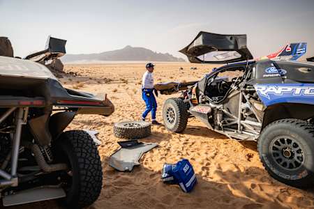 Nani Roma (ESP) y Alex Haro (ESP) de Ford M-Sport vistos en el vivac del maratón después de la etapa 4 del Rally Dakar 2026 en Al Ula, Arabia Saudita, el 7 de enero de 2026.