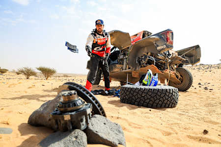 Henk Lategan e Brett Cummings consertando sua Toyota DKR GR Hilux durante a Etapa 11 do Dakar 2026, em 15 de janeiro de 2026.