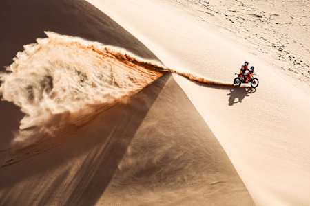 Luciano Benavides em sua KTM da Red Bull KTM Factory Racing Team durante a Etapa 6 do Dakar 2026, em 9 de janeiro de 2026, entre Haïl e Riyadh, na Arábia Saudita.