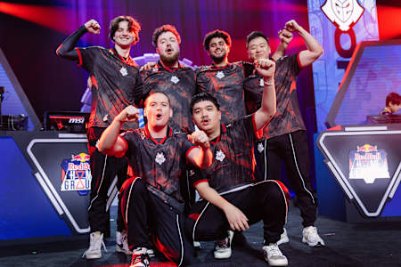 G2 feiert am Tag der Ober- und Unterfinals des Red Bull Homeground-Weltfinales in New York City.