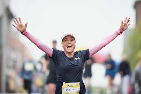 Camilla Pedersen feiert ihren Sieg beim Wings for Life World Run 2024 in Dänemark.