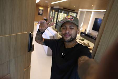 Neymar Jr. bei den Dreharbeiten für die YouTube-Serie in Santos, Brasilien, März 2026.