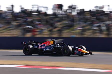 Max Verstappen fährt den (3) Oracle Red Bull Racing RB22 Red Bull Ford auf der Strecke während des Qualifyings vor dem F1 Grand Prix von China auf dem Shanghai International Circuit am 14. März 2026.