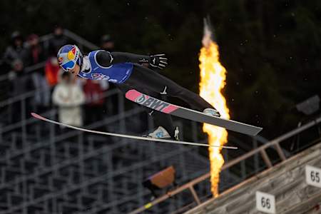 Ryōyū Kobayashi nastupa na Red Bull Target Jumpingu 5. aprila 2025. godine