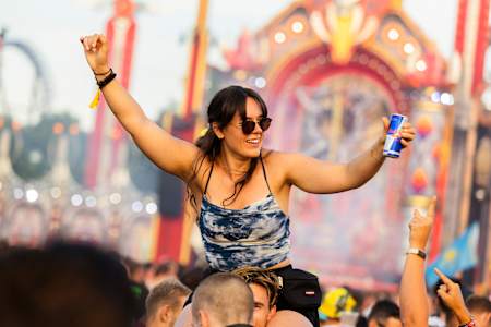 Festivalbesucherin trinkt ein Red Bull beim Defqon.1 in Biddinghuizen, Niederlande, am 27. Juni 2025.