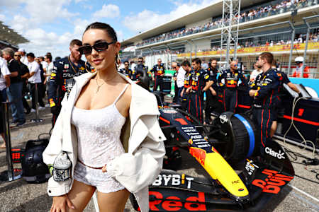 Madison Beer pozuje na tle bolidu Maxa Verstappen i Oracle Red Bull Racing