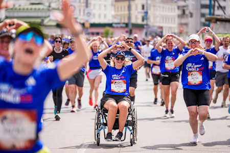 Aufregung beim Wings for Life World Run 2026, als die Teilnehmer:innen sich ihren Weg durch Wien bahnen, um die Rückenmarksforschung zu unterstützen.