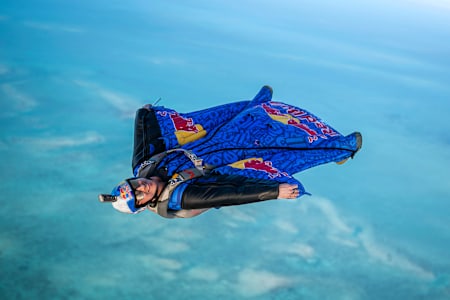 Pilot Dani Román wingsuit ile havada süzülüyor