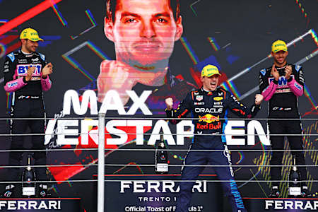 Max Verstappen, 3 Kasım 2024 tarihinde Brezilya F1 Grand Prix'sinin ardından podyumda zaferini kutluyor. 