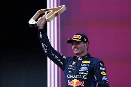 Der zweitplatzierte Max Verstappen aus den Niederlanden vom Team Oracle Red Bull Racing hebt beim Formel-1-Grand-Prix von Österreich am Red Bull Ring auf dem Podium seine Trophäe in die Höhe. 