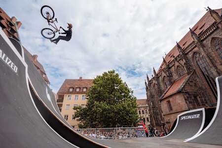 Emil Johansson zeigt einen atemberaubenden Alley-Oop Tailwhip beim Red Bull District Ride 2022 in Nürnberg, Deutschland.