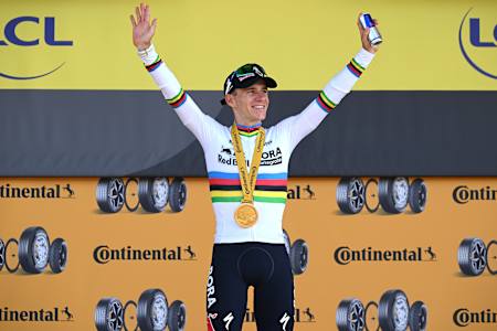 Der Belgier Remco Evenepoel vom Team Red Bull – BORA – hansgrohe feiert auf dem Podium als Etappensieger bei der 113. Tour de France 2026.