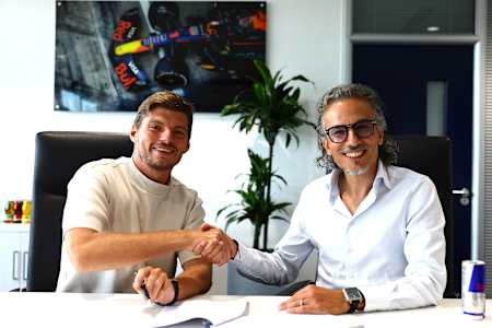 2026’da Max Verstappen, Milton Keynes’te Red Bull Racing Takım Patronu Laurent Mekies ile 2030’a kadar sürecek yeni sözleşmesi için el sıkıştı.