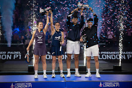 Martina Calvo, Claudia Fernandez, Arturo Coello und Agustin Tapia feiern ihren Sieg im Finale des Premier Padel London P1 2026 im Olympia in London.