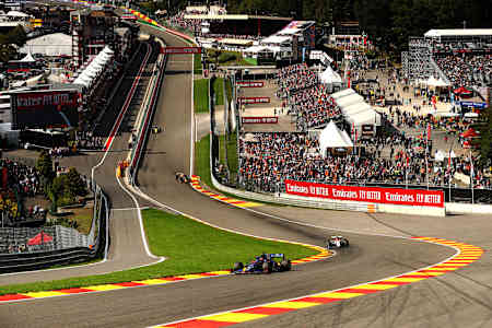 Foto zeigt Daniil Kvyat im Scuderia Toro Rosso STR14 Honda während des F1 Grand Prix von Belgien 2019 in der legendären Eau Rouge des Circuit de Spa-Francorchamps.