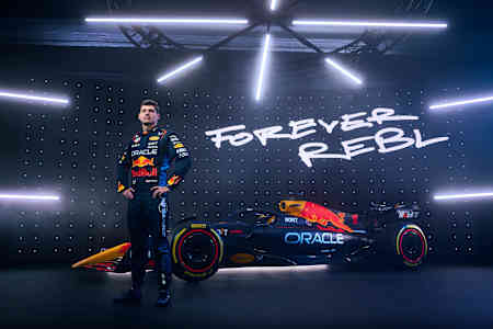 Max Verstappen pózuje pre portrét počas predstavenia monopostu RB20.