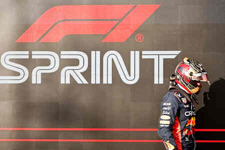Max Verstappen célèbre sa victoire de la course sprint avant le Grand Prix de Formule 1 des États-Unis 2023 sur le circuit des Amériques à Austin, au Texas. 