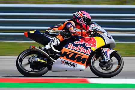 Eddie O'Shea pilote sa moto lors d'un essai de la Red Bull MotoGP Rookies Cup à Portimao, le 15 mars 2023.