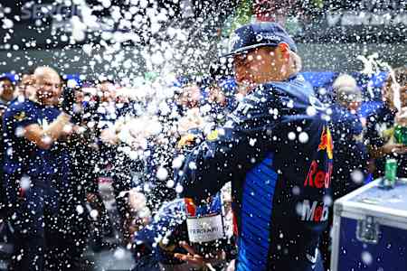 Der F1-Weltmeister 2024 Max Verstappen feiert mit seinem Team im Fahrerlager nach dem F1 Grand Prix von Las Vegas auf dem Las Vegas Strip Circuit am 23. November 2024 in Las Vegas, Nevada.