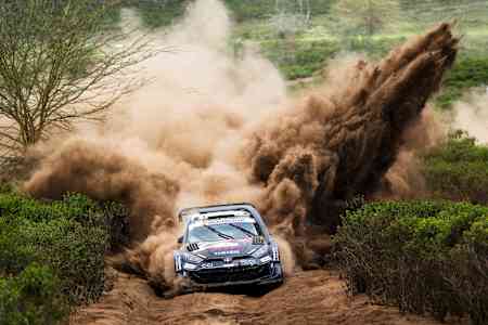 En 2025, Elfyn Evans y Scott Martin de Toyota Gazoo Racing deslumbran con una conducción de precisión durante la etapa del Campeonato del Mundo de Rallies en Naivasha, Kenia.
