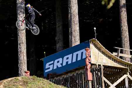 Patricia Druwen beim Slopestyle-Bewerb von Crankworx in Rotorua, Neuseeland, am 8. März 2025.