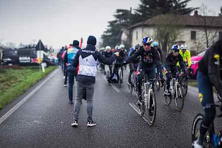 Filip Maciejuk de l'équipe de cyclisme sur route Red Bull BORA-hansgrohe participe au Milano-Sanremo 2025 près de Milan, en Italie.