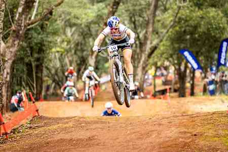 Evie Richards rides during the 2025 UCI XCC World Cup in Araxá, Brazil.