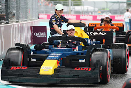 Yarış öncesinde pilotlar LEGO'dan yapılan araçlarla pisti turladı