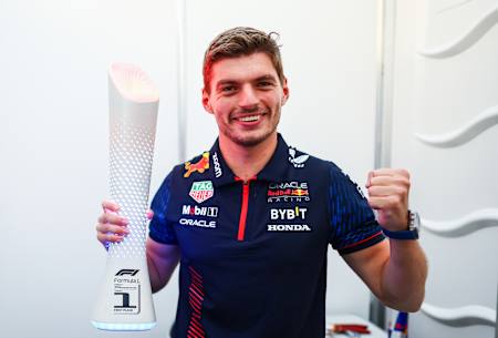 Le vainqueur du Grand Prix du Japon de Formule 1, Max Verstappen pose avec son trophée à Suzuka.
