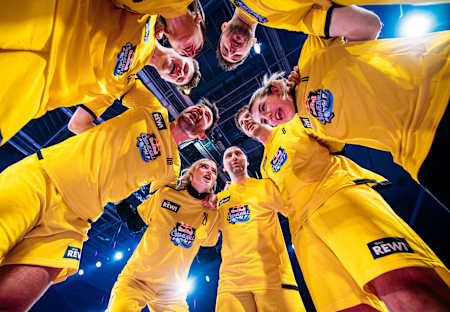 Bild zeigt eine Besprechung von Team Rewinside bei Red Bull Gameball Royale 2023.