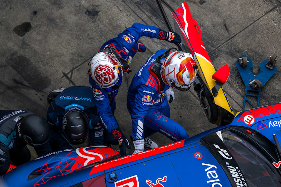 H&igrave;nh ảnh Max Verstappen v&agrave; Dani Juncadella trong cuộc đua 24 giờ N&uuml;rburgring tại N&uuml;rburg, Đức v&agrave;o ng&agrave;y 17 th&aacute;ng 5 năm 2026.