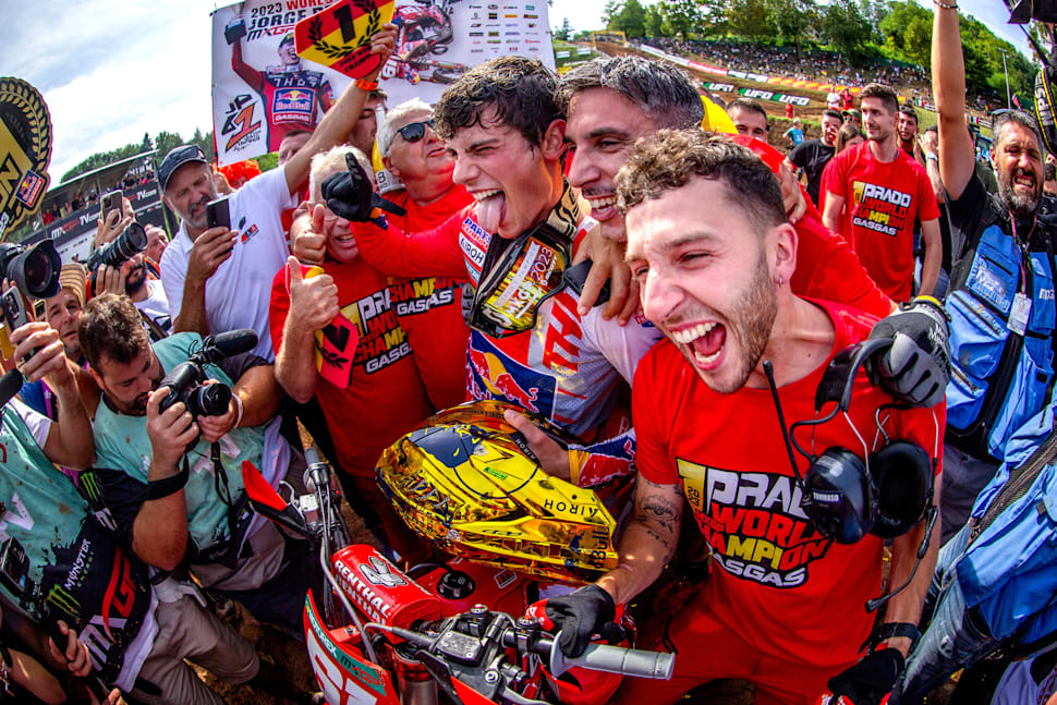 Jorge Prado y Red Bull GASGAS Factory Racing celebran el título de Campeón del Mundo durante el Campeonato del Mundo FIM de Motocross FIM MXGP en Maggiora, Italia, el 17 de septiembre de 2023.