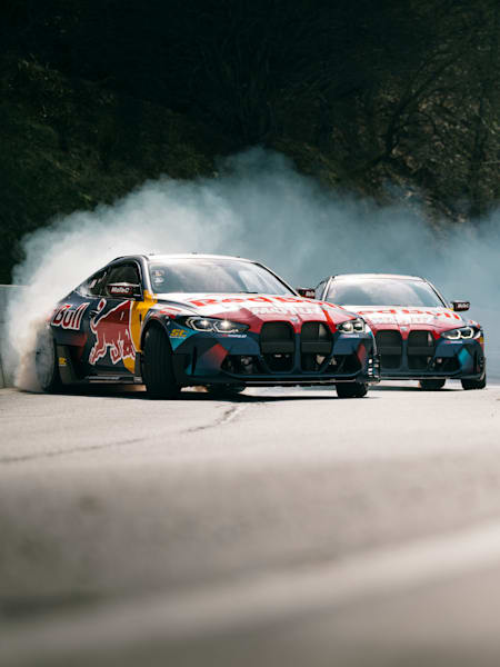 Die Red Bull Drift Brothers performen 2022 in den Schweizer Alpen. 